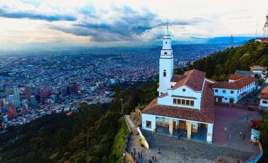 Em MOnserrate há a possi bilidade de contemplar a beleza da cidade de Bogotá