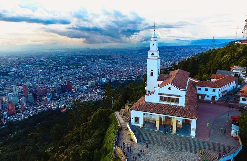 Em MOnserrate há a possi bilidade de contemplar a beleza da cidade de Bogotá