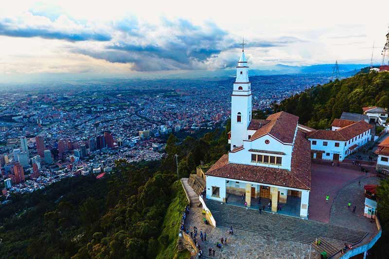 Em MOnserrate há a possi bilidade de contemplar a beleza da cidade de Bogotá