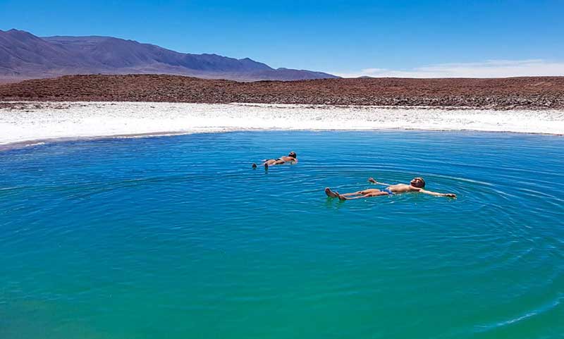 Lagunas coloridas enfeitam ainda mais o deserto